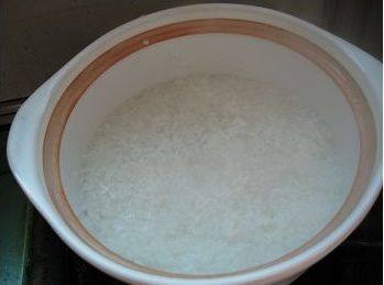 腊肠煲仔饭步骤2