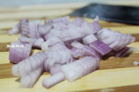 熏肠大头菜炒饭步骤3
