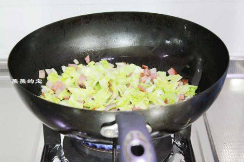 熏肠大头菜炒饭步骤5