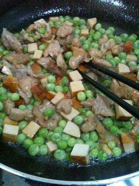 双豆炒饭步骤5