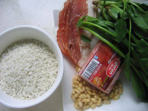 培根松仁菠菜饭步骤1