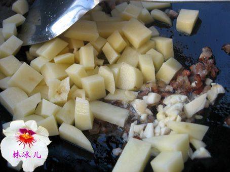 腊肉土豆焖饭步骤2
