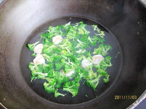 西兰花虾球蛋炒饭步骤4
