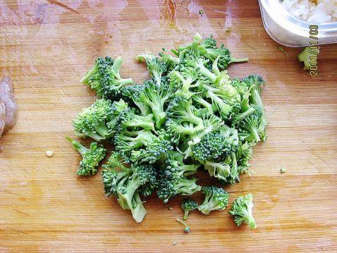 西兰花虾球蛋炒饭步骤2