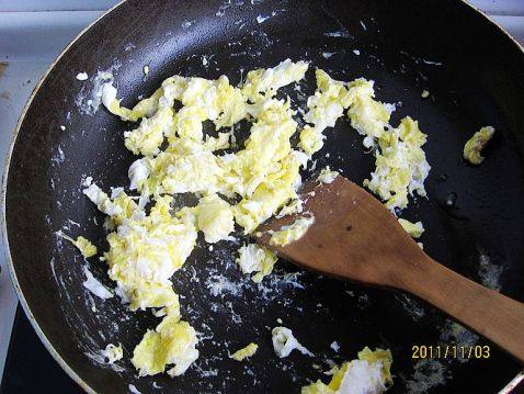 西兰花虾球蛋炒饭步骤6