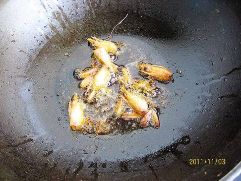 西兰花虾球蛋炒饭步骤7