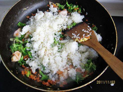西兰花虾球蛋炒饭步骤11