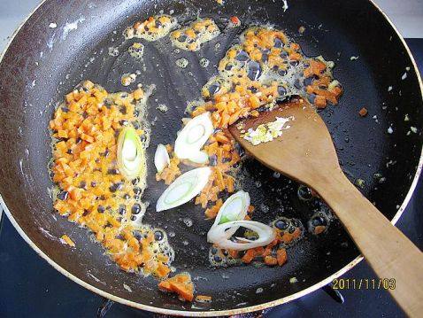 西兰花虾球蛋炒饭步骤9