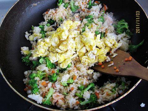 西兰花虾球蛋炒饭步骤12