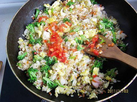 西兰花虾球蛋炒饭步骤13