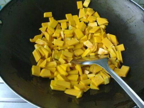 南瓜虾仁炒饭步骤2