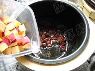 红薯腊肠焖饭步骤4