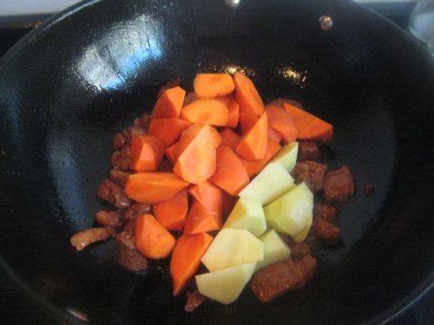 酱肉胡萝卜土豆饭步骤5