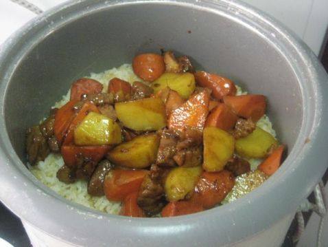 酱肉胡萝卜土豆饭步骤9
