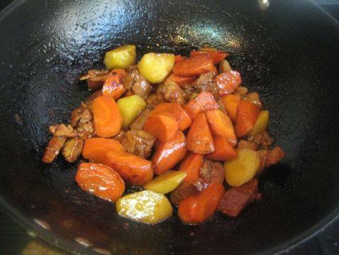 酱肉胡萝卜土豆饭步骤8
