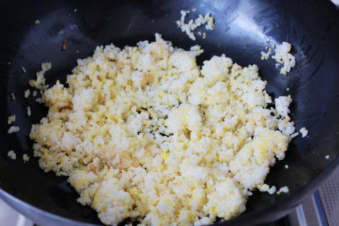 韩式泡菜香肠蛋炒饭步骤9