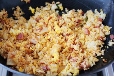 韩式泡菜香肠蛋炒饭步骤10