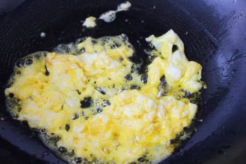 韩式泡菜香肠蛋炒饭步骤8