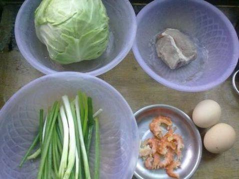 包菜虾仁蛋炒饭步骤1