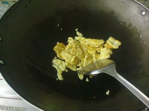 包菜虾仁蛋炒饭步骤4