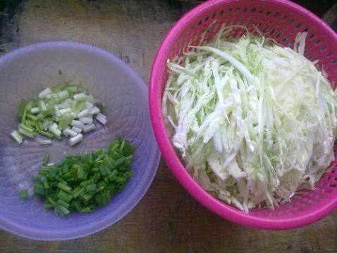 包菜虾仁蛋炒饭步骤2