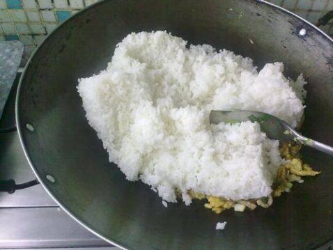 包菜虾仁蛋炒饭步骤11