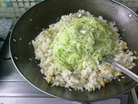 包菜虾仁蛋炒饭步骤12