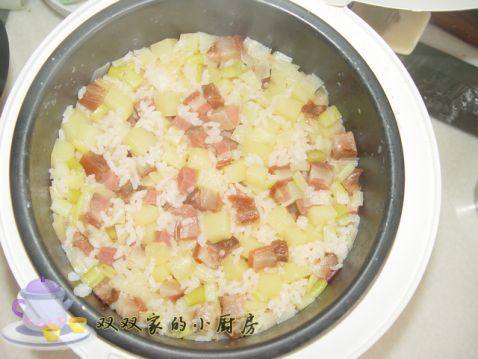 土豆腊肉饭步骤5
