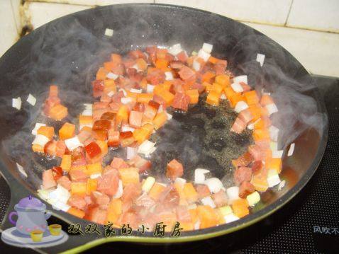 胡萝卜腊肉饭步骤3
