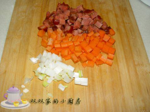 胡萝卜腊肉饭步骤2