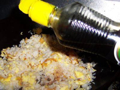 六月鲜酱油炒饭步骤8