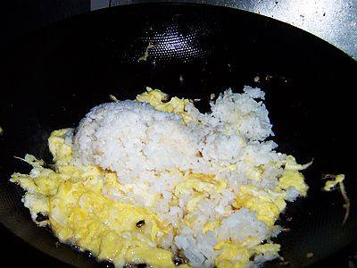 六月鲜酱油炒饭步骤5