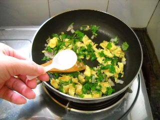 香菜腊肠蛋炒饭步骤6