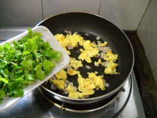 香菜腊肠蛋炒饭步骤5
