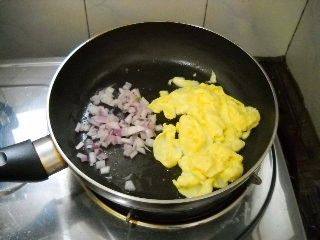 香菜腊肠蛋炒饭步骤4