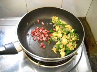 香菜腊肠蛋炒饭步骤7