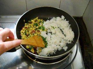 香菜腊肠蛋炒饭步骤8
