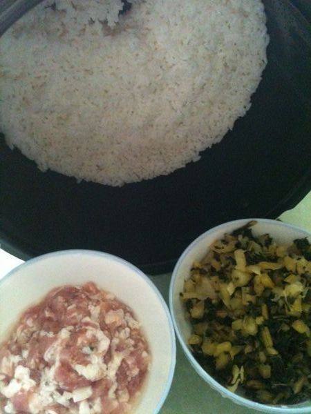 酸菜肉沫炒饭步骤1
