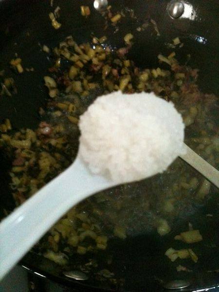 酸菜肉沫炒饭步骤5