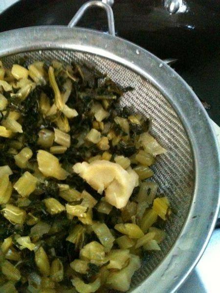 酸菜肉沫炒饭步骤4