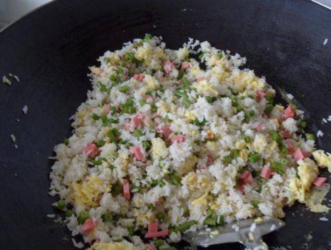 蛋皮包豇豆火腿炒饭步骤5
