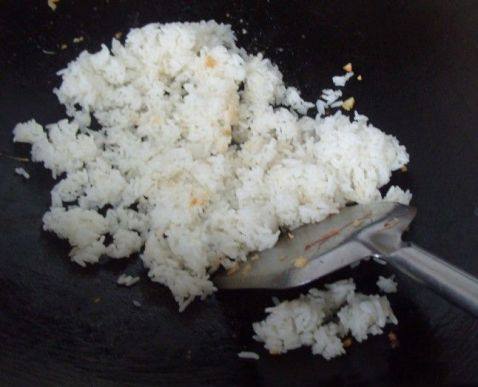 蛋皮包豇豆火腿炒饭步骤4