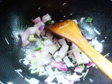 黄瓜肉末炒饭步骤2