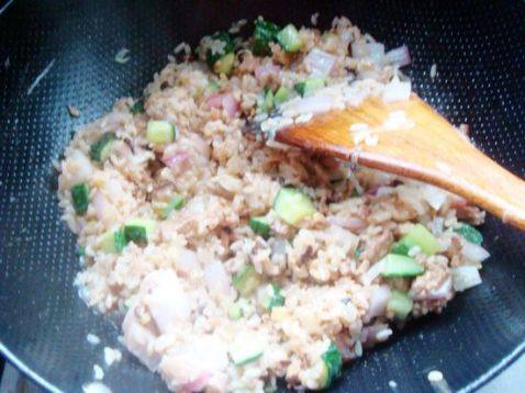 黄瓜肉末炒饭步骤5