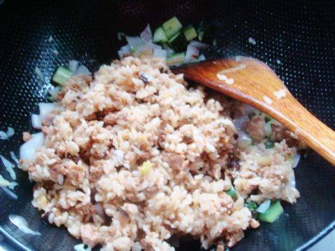 黄瓜肉末炒饭步骤4