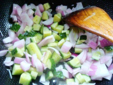黄瓜肉末炒饭步骤3
