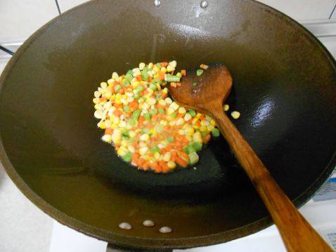 鲔鱼炒饭步骤4