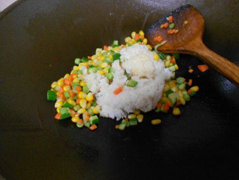 鲔鱼炒饭步骤6