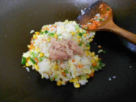鲔鱼炒饭步骤7