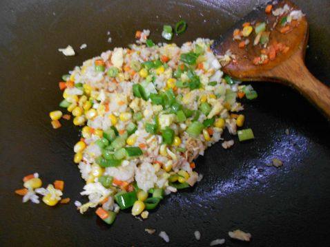 鲔鱼炒饭步骤8